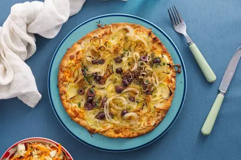 Kartoffelpizza med bløde løg og kalamata oliven