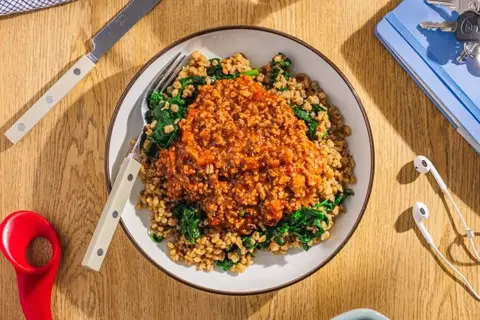 Quick bolognese med hvedekerner og spinat