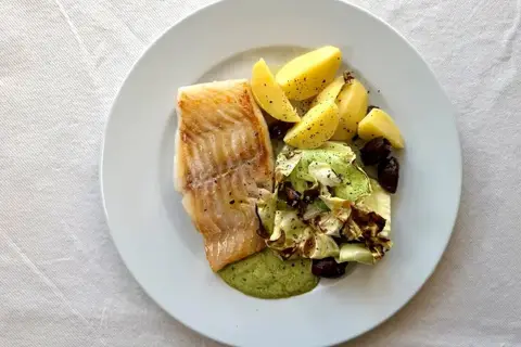 Bagt fisk med kål og sauce verte