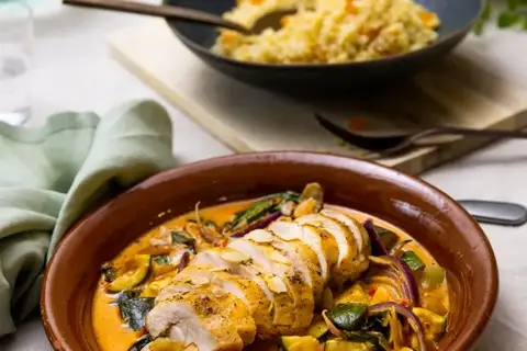 Kylling i fad med cremet ajvarsauce, squash og bulgur med sultaner