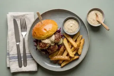 Gammeldags frikadelleburger m. rødkål, syltede agurker, grove fritter og sennepsmayo