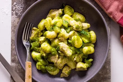 Gnocchi med kylling, pesto og squash