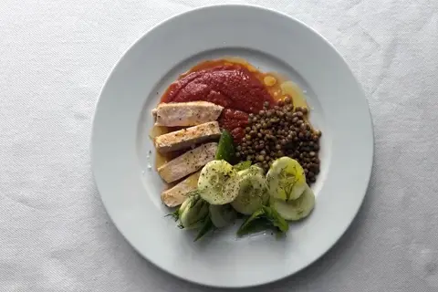 Stegt gris med spicy tomatsovs og linser