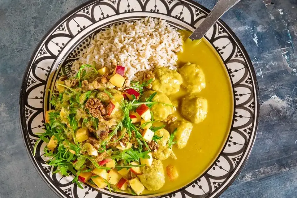 HEAT: Boller i karry med havreris og rucolasalat med clementin & valnødder — Skagenfoods eget foto