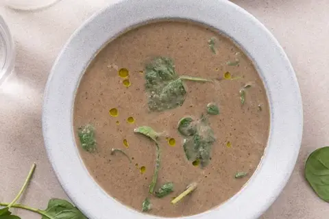 Svampesuppe med chili-stegt kylling og brød