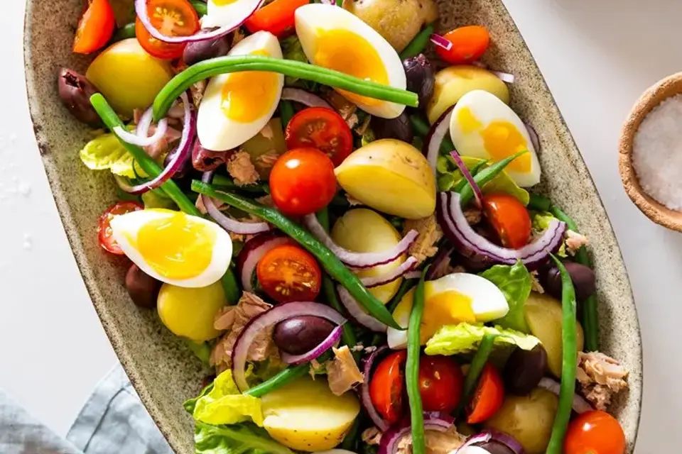 Klassisk salade nicoise - Salat med tun, æg, oliven og grønne bønner — RetNemts eget foto