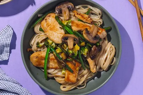 Kylling teriyaki med grøntsager og æggenudler
