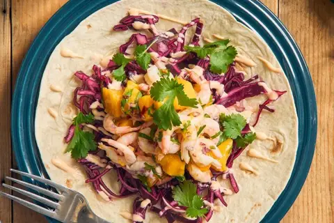 Rejewraps med mango og limedresset rødkål, srirachamayonnaise og koriander