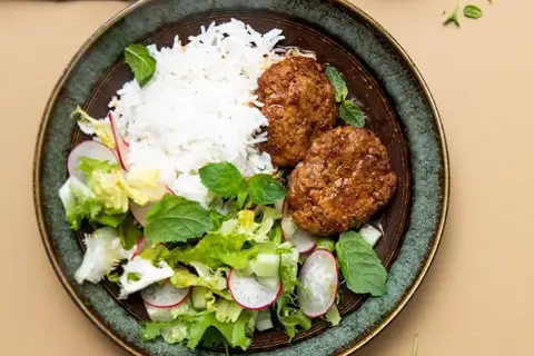 Asiatiske bøffer med sambal-yoghurt og syrlig salat