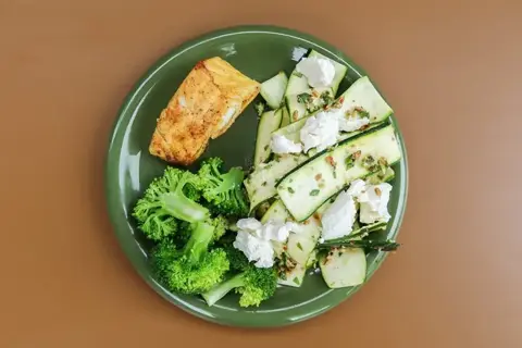 Paneret kuller med squashsalat og broccoli