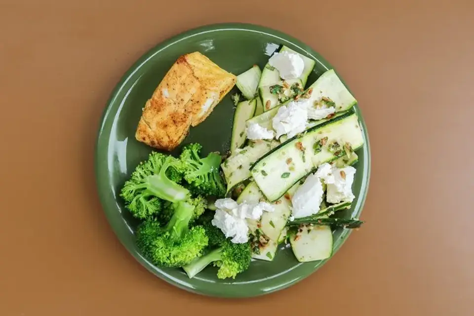 Paneret kuller med squashsalat og broccoli — Skagenfoods eget foto