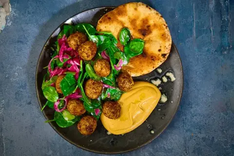 Mellemøstlige kødboller med fladbrød, hummus og spinatsalat
