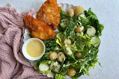 Sprød kylling a la milanese med salat og sennepsdressing