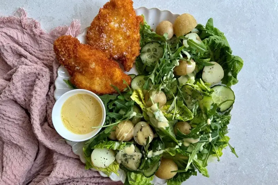 Sprød kylling a la milanese med salat og sennepsdressing — Skagenfoods eget foto