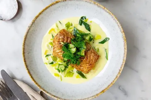 Stegt hvid fisk med cremet porre og dildgremolata