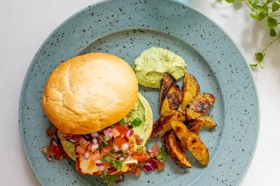 Burger med halloumi, pico de gallo og guacamole