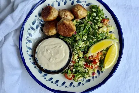 Spicy kødboller med bulgursalat og tahindressing