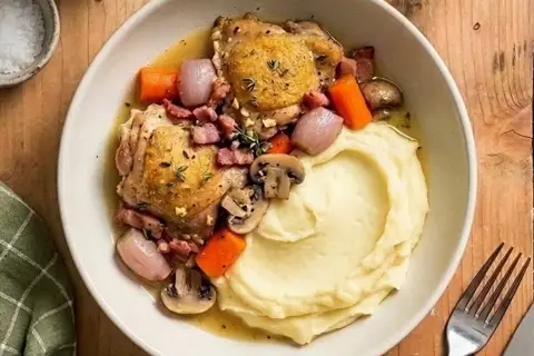 Coq au vin blanc - Kyllingegryde med bacon, svampe og kartoffelmos