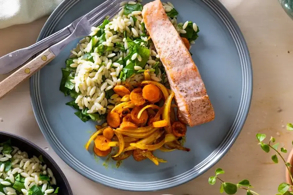 Bagt laks med spinat-risoni, søde spicy gulerødder og løg — RetNemts eget foto