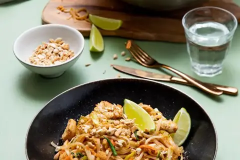 Pad thai med sprød tofu, bønnespirer, pak choy og peanuts