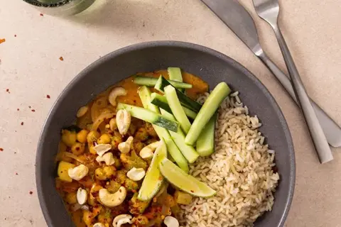 Krydret tomat/squashgryde med fuldkornsris, cashewnødder og lime