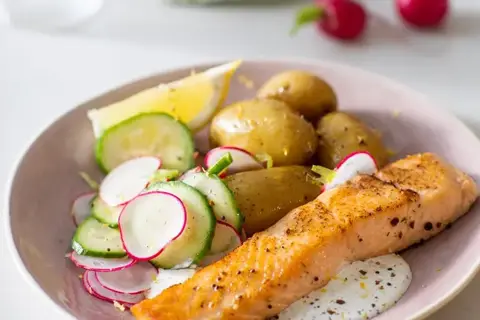 Pandestegt laks med agurkesalat, kartofler og dildressing