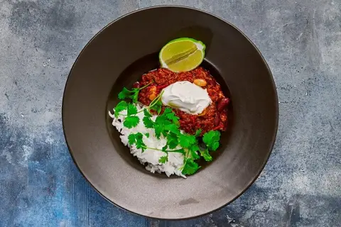 HEAT: Chili con carne med lime, yoghurt og gulerodssalat