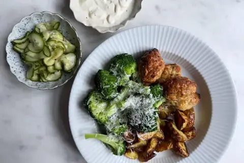 Ovn-frikadeller med broccoli, pecorino og agurkesalat