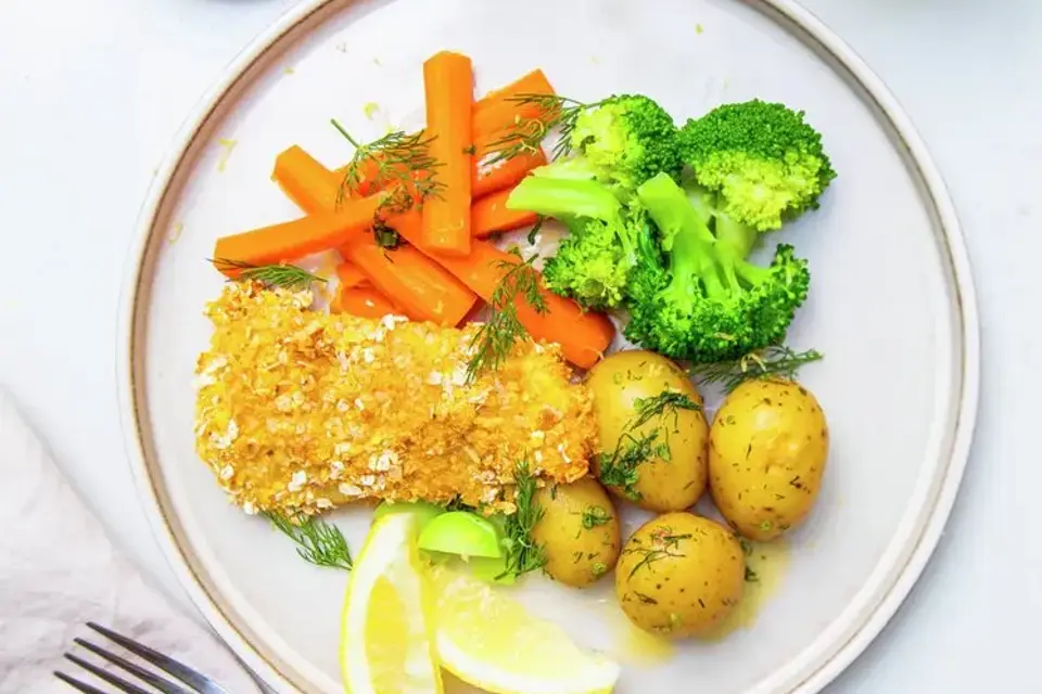 Paneret hvid fisk med dildkartofler, grønt og curry/mangodressing — RetNemts eget foto