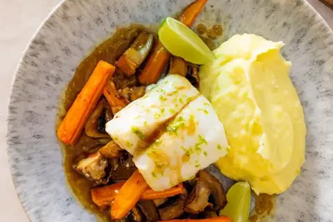 Limebagt hvid fisk med kartoffelmos, gulerødder og svampe med ingefær og teriyakismør