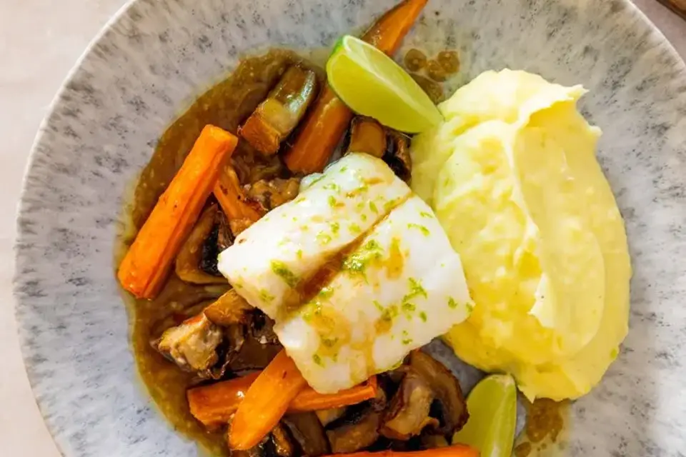 Limebagt hvid fisk med kartoffelmos, gulerødder og svampe med ingefær og teriyakismør — RetNemts eget foto