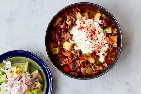 ELITE Team DK Chili con carne med syltet løg og creme frisk