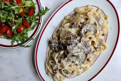 Tagliatelle med svampe, ricotta og bacon