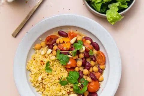 Kidneybønner i karry med cashewnødder og sultaner