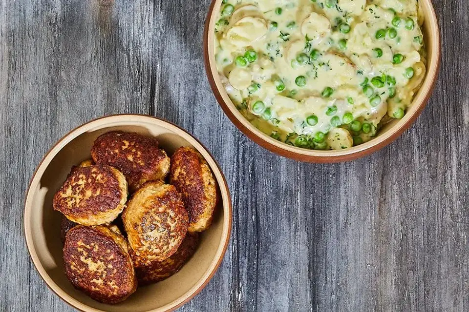 Frikadeller med stuvet blomkål, ærter og kartofler — Skagenfoods eget foto