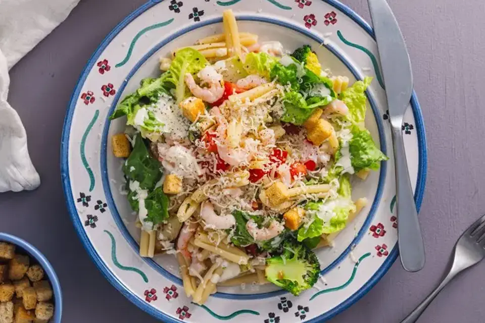Pastasalat med rejer, broccoli og cæsardressing, toppet med croutoner — RetNemts eget foto