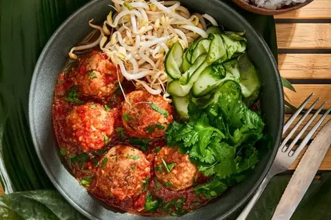 Xiu mai: Vietnamesiske svinekødboller i tomatsauce med lime-syltet agurk, koriander og bønnespirer