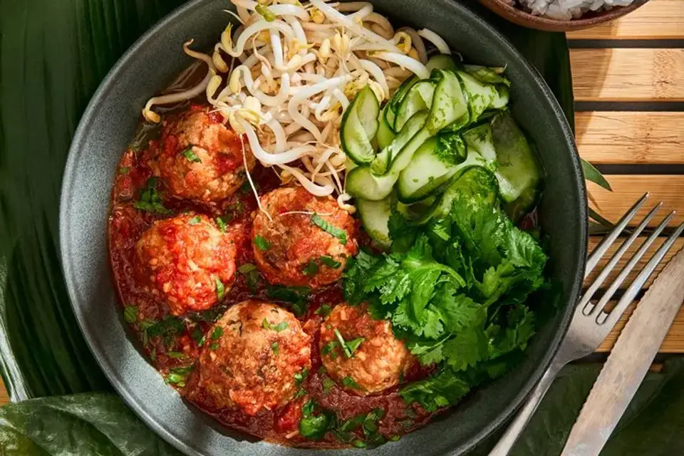 Xiu mai: Vietnamesiske svinekødboller i tomatsauce med lime-syltet agurk, koriander og bønnespirer — RetNemts eget foto