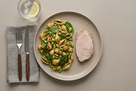 Grisenakke m. pasta, pesto og grønt🌱