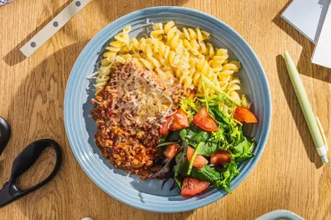 Glutenfri pasta med færdiglavet bolognese og salat