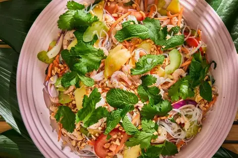 Vietnamesisk glasnudelsalat med rejer, mango, peanuts og nuoc cham dressing