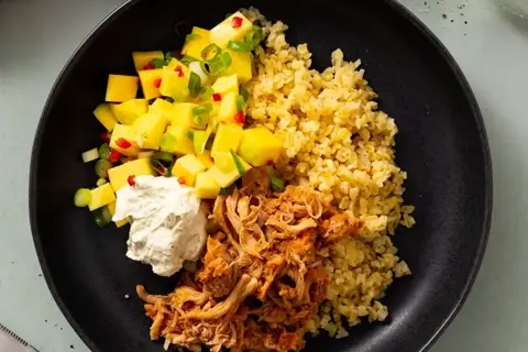 Pulled chicken med mangosalsa, bulgur og hvidløg/persille-dip