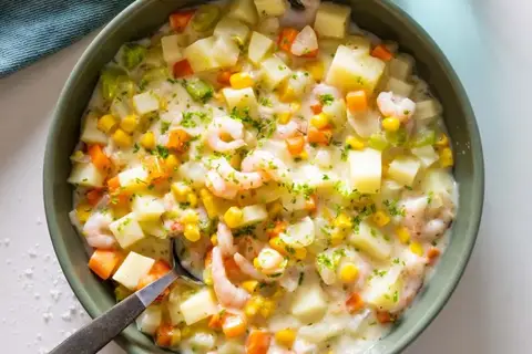 Chowder med rejer, fennikel og majs serveret med brød