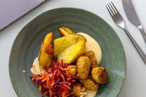 Kyllinge-karrydeller med råkost og kartoffelbåde