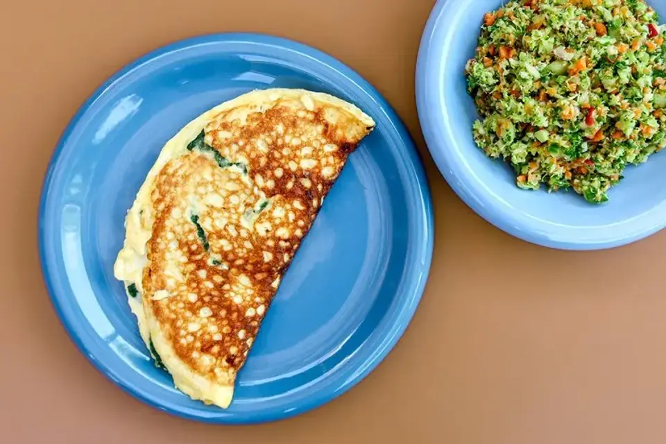 Broccolisalsa med omelet — Skagenfoods eget foto