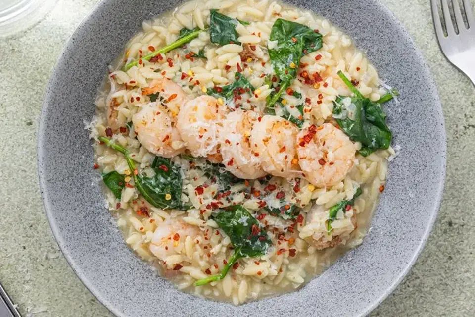 Risoni med kæmperejer og salat med balsamico dressing — RetNemts eget foto