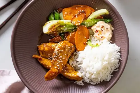 Sticky kylling i appelsinglace med hvidløgsgulerødder og pak choy