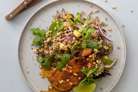 Hvidløgs-ingefærkylling på salat med hvedekerner
