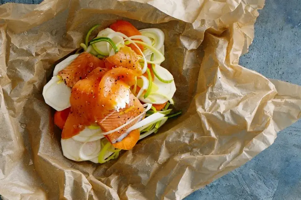 Papillotte med laks, rodfrugter og rygeost — Skagenfoods eget foto