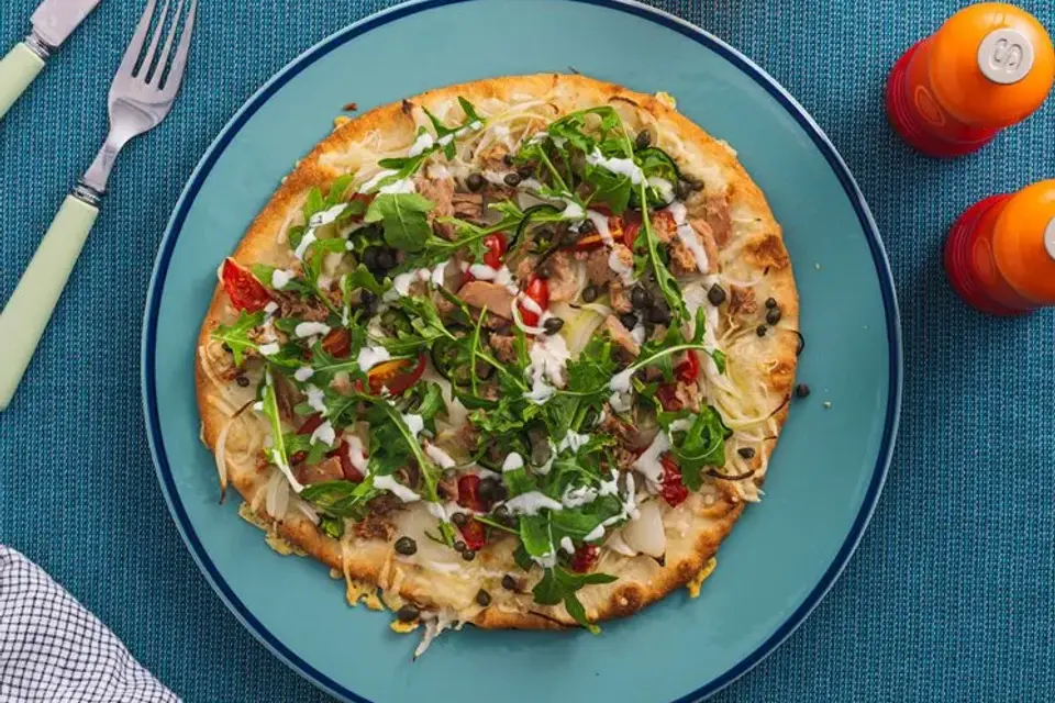 Pizza med tun, cherrytomater, kapers, jalapeno og rucola — RetNemts eget foto